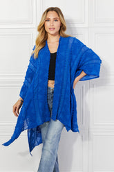 Cardigan poncho asymétrique à pompons Justin Taylor en bleu